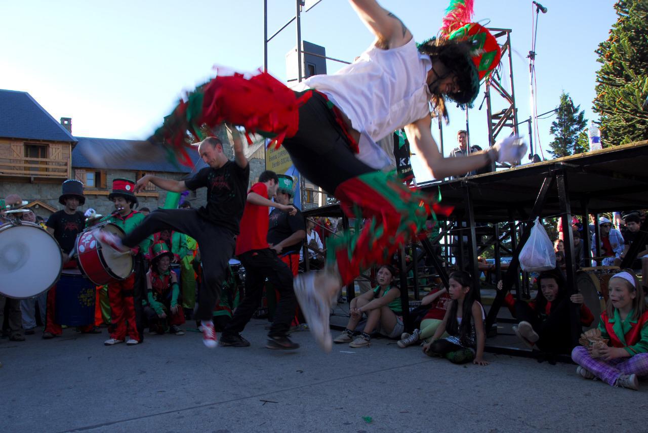 Grilla del desfile de Carnaval por calle Mitre d&iacute;a martes