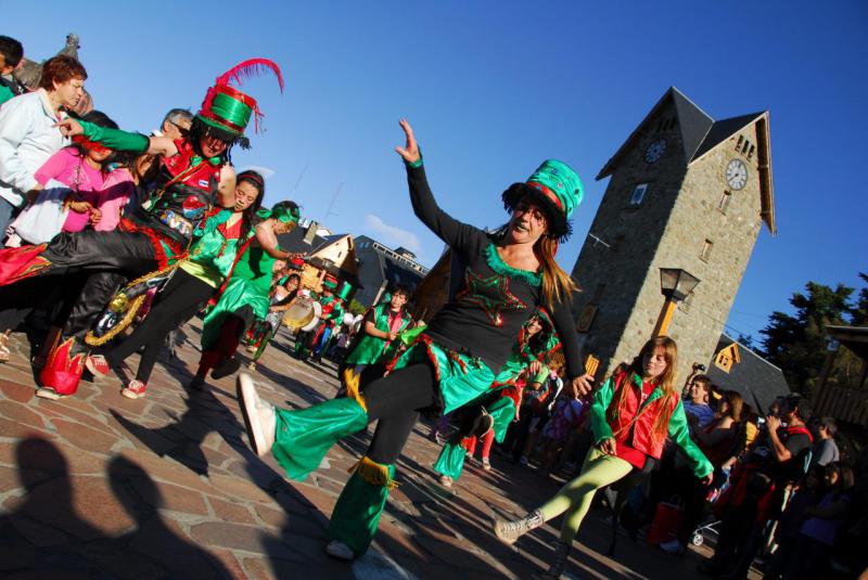 Grilla del desfile de Carnaval por calle Mitre d&iacute;a S&aacute;bado