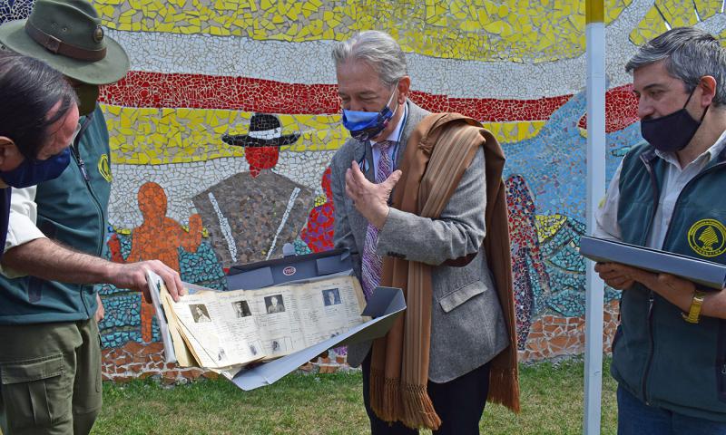 El Museo de la Patagonia entreg&oacute; copias digitalizadas de libros hist&oacute;ricos del Consulado Chileno en Bariloche en la despedida del C&oacute;nsul