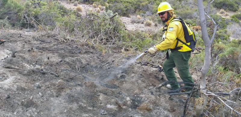 Trabajos de control de un incendio forestal y monitoreo tras la tormenta el&eacute;ctrica