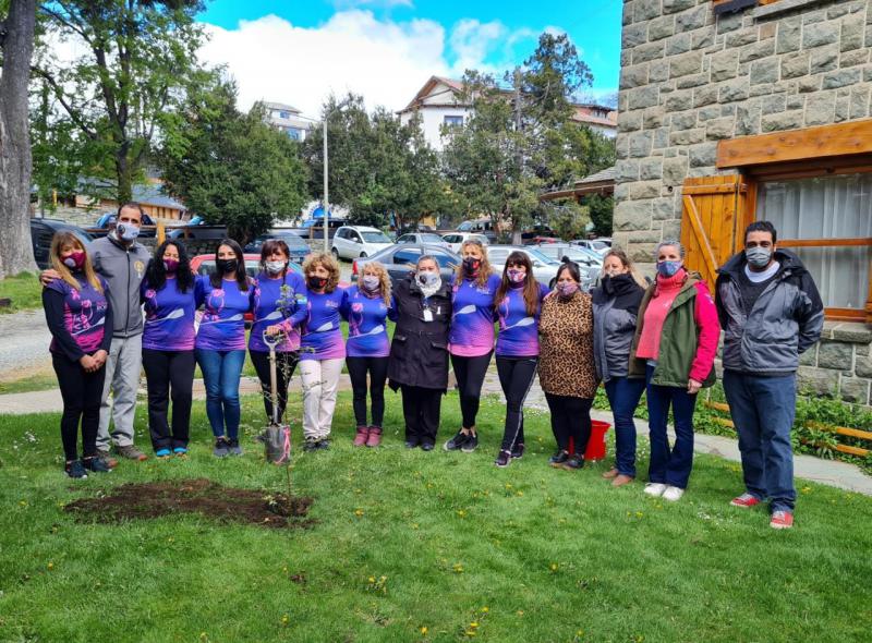 La Asociaci&oacute;n Civil Nahuel Rosa plant&oacute; un &aacute;rbol en el mes de Octubre Rosa