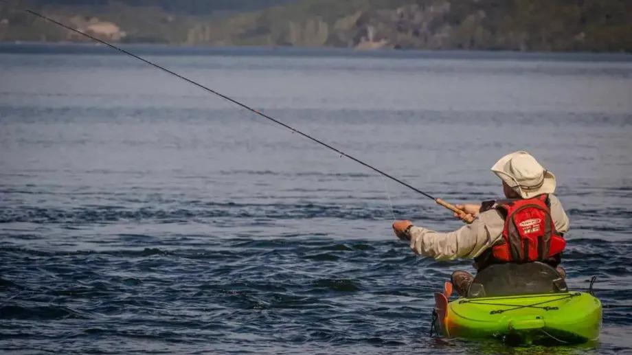 Temporada de pesca 2024  2025 en la Patagonia: cu&aacute;ndo salen a la venta los permisos 