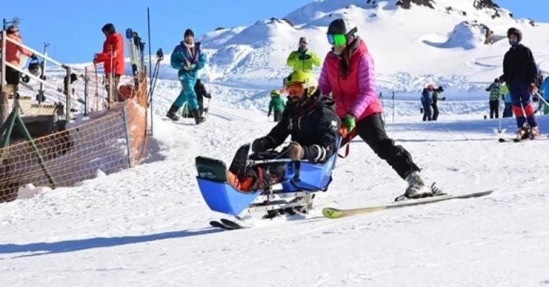 En primavera todav&iacute;a se puede disfrutar de la nieve en el cerro Perito Moreno