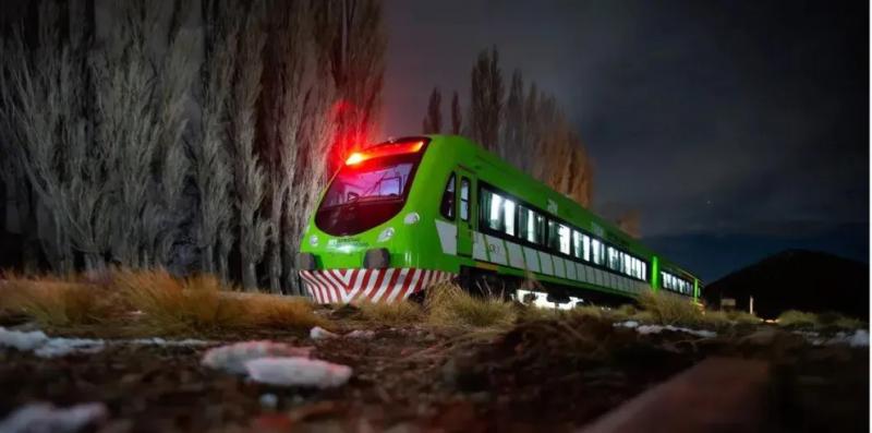 El Tren Patagónico lanza su viaje nocturno con cena y música en la estepa rionegrina