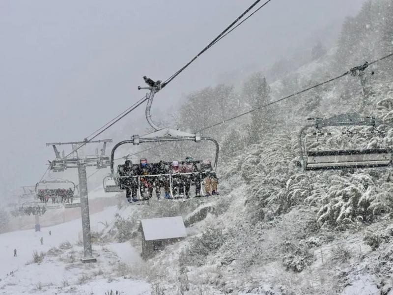 Llegó la nieve a Bariloche y el cerro Catedral muestra su mejor versión