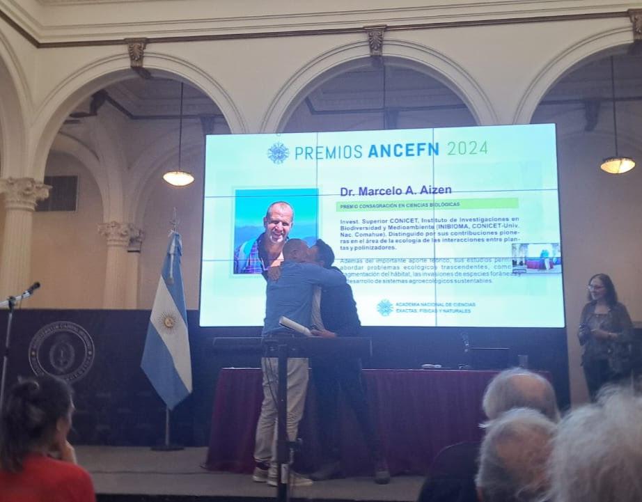 El docente de la UNCo Marcelo Aizen recibi&oacute; el Premio Consagraci&oacute;n por la Academia Nacional de Ciencias Exactas, F&iacute;sicas y Naturales