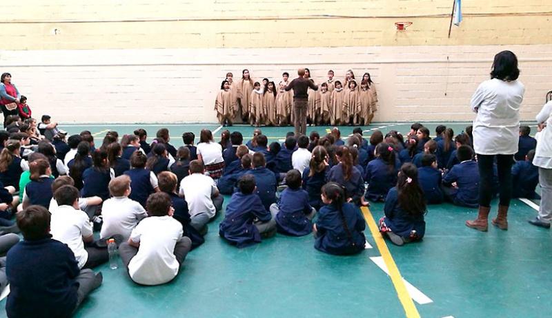 Coro de ni&ntilde;os y j&oacute;venes cantores de Bariloche realiz&oacute; una gira por las escuelas de la ciudad