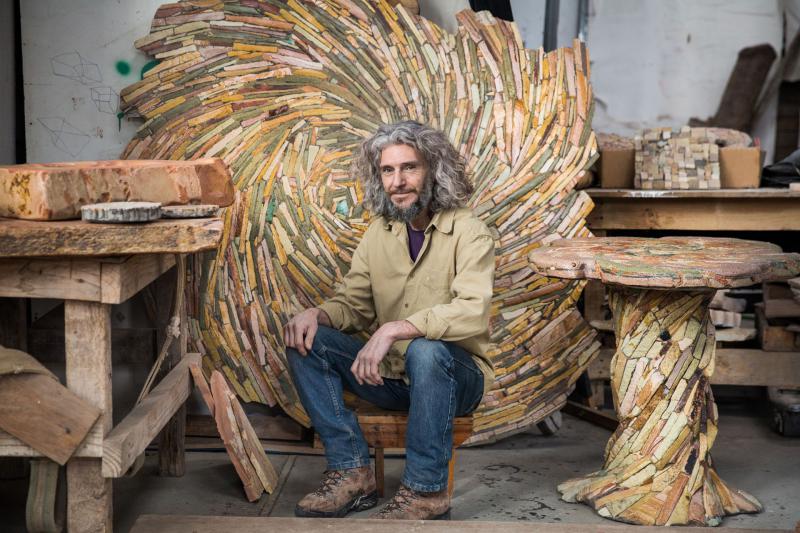 Federico Marchesi, el artista de Bariloche que hace muebles incre&iacute;bles con piedras de colores