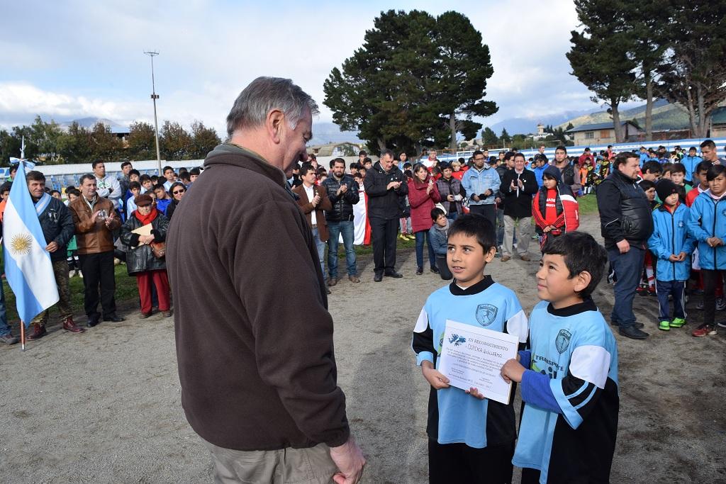 El f&uacute;tbol infantil rinde homenaje a los Veteranos de Malvinas