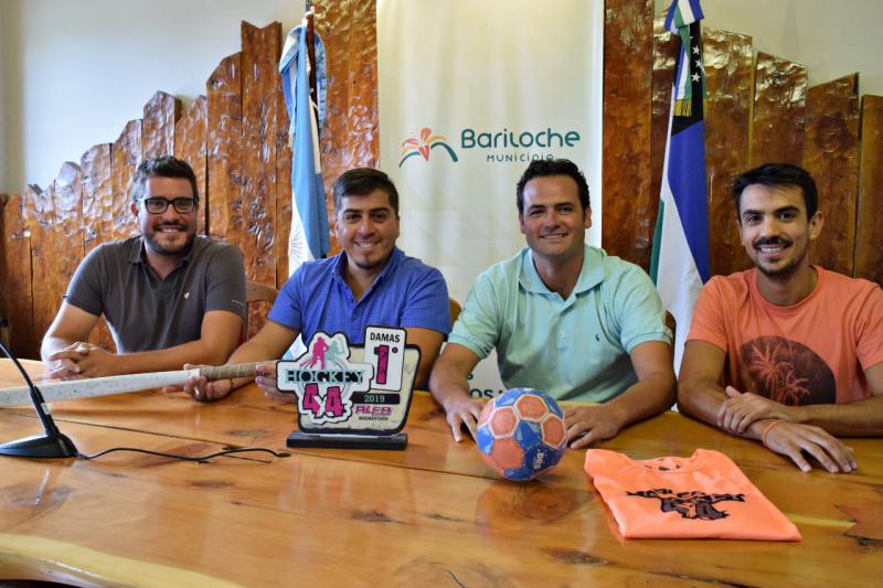 Este s&aacute;bado Bariloche vive el beach hockey en la Playa del Centro