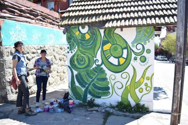 Pintan y dibujan en las garitas de la ciudad