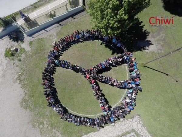 "Los alumnos del CEM 46 unidos por la paz y la no violencia"