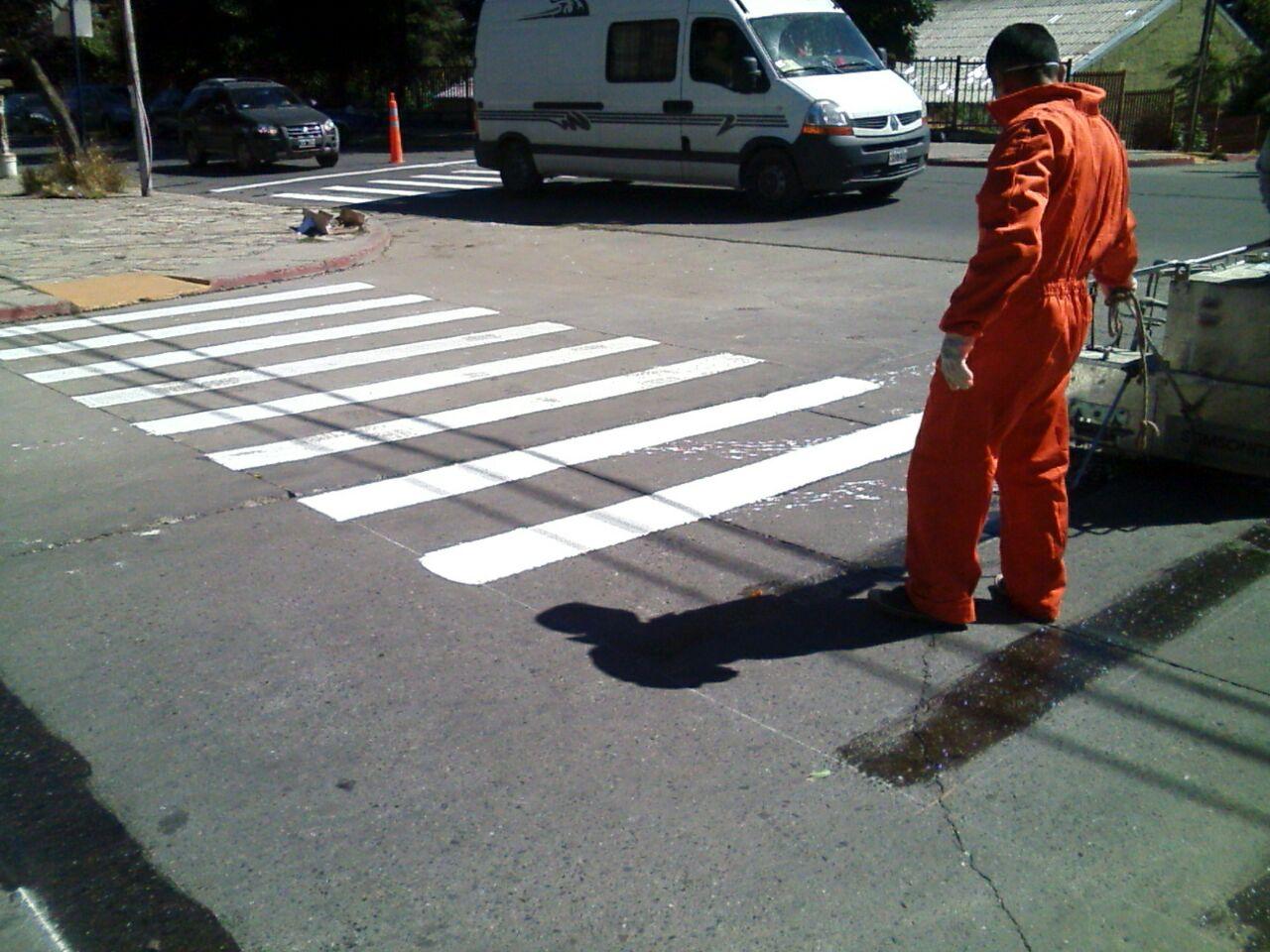 Precauci&oacute;n al transitar: Municipio contin&uacute;a con la pintura de sendas peatonales