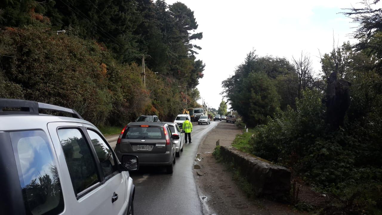  Maquinaria trabaja despejando el km 2,5 de Bustillo ( 	 12:40 hs )