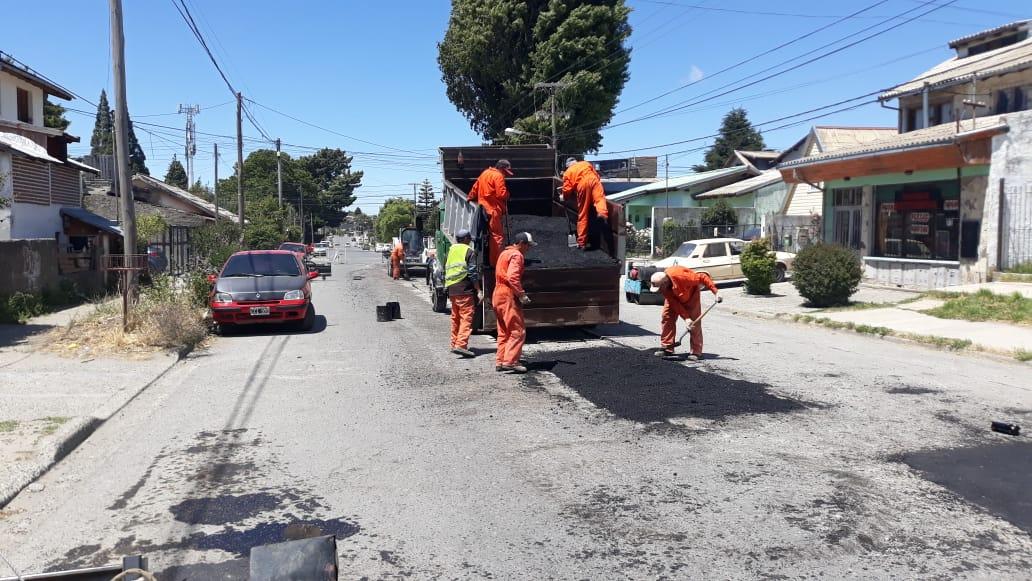 Contin&uacute;a el plan de bacheo en distintos puntos de la ciudad