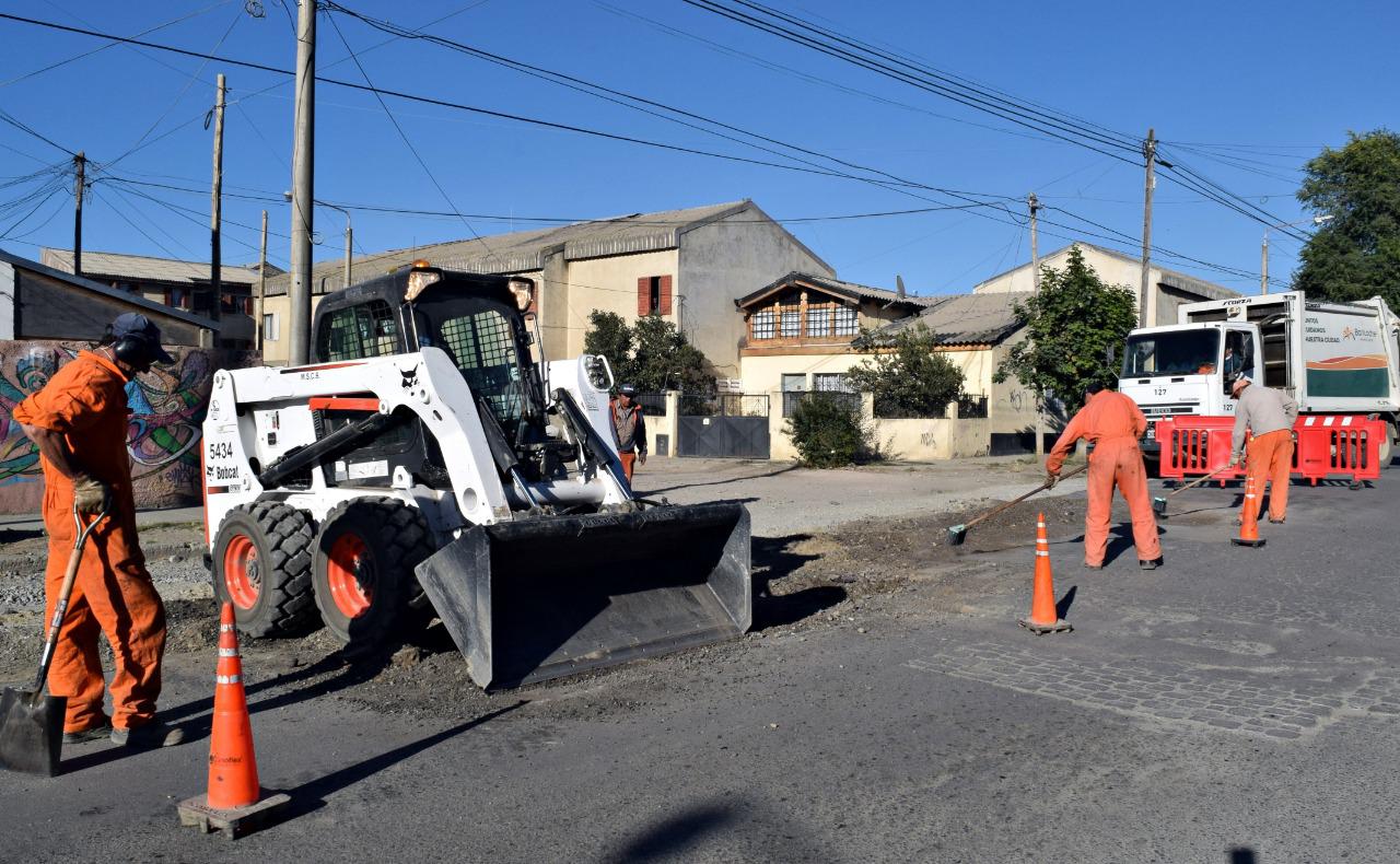 Comenz&oacute; el bacheo en la zona de Elordi y Sobral