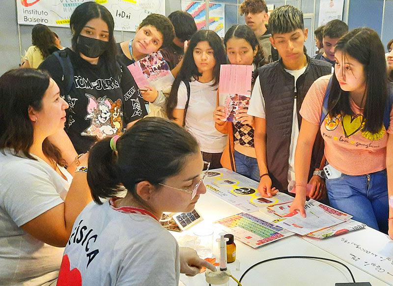 F&oacute;siles de dinosaurios, punteros l&aacute;ser y &#147;minif&aacute;bricas&#148; de hidr&oacute;geno: el Balseiro dej&oacute; su huella en la Feria del Libro 2023