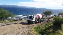 Ya se coloca el hormig&oacute;n en bajada c&eacute;ntrica a la costa del lago