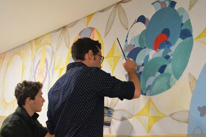 J&oacute;venes de la ciudad de Aspen realizan mural en el Hospital Zonal