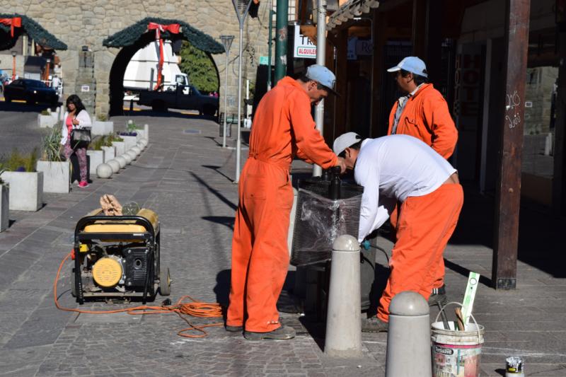 Instalan cestos de residuos sobre calle Mitre