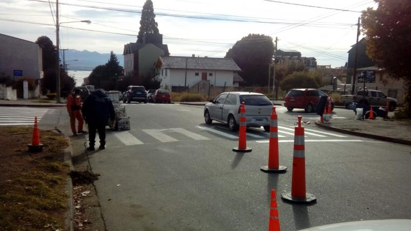 Intensifican pintura de sendas peatonales en la zona de escuelas