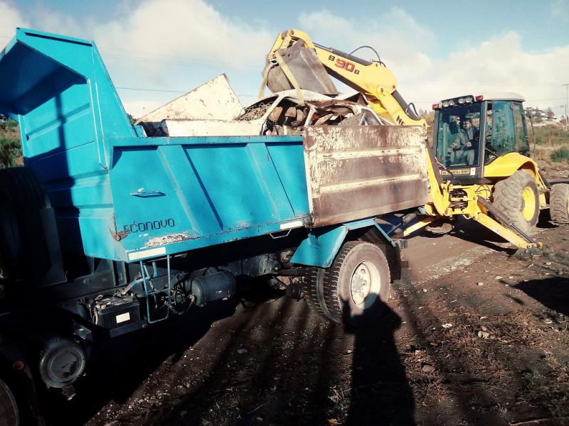 Retiran carrocer&iacute;as abandonadas en la v&iacute;a p&uacute;blica