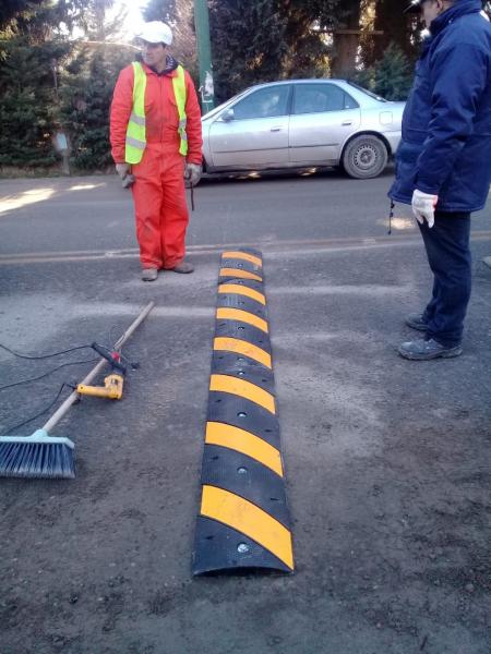 Instalan reductores de velocidad en el Km 6 de Av. De los Pioneros