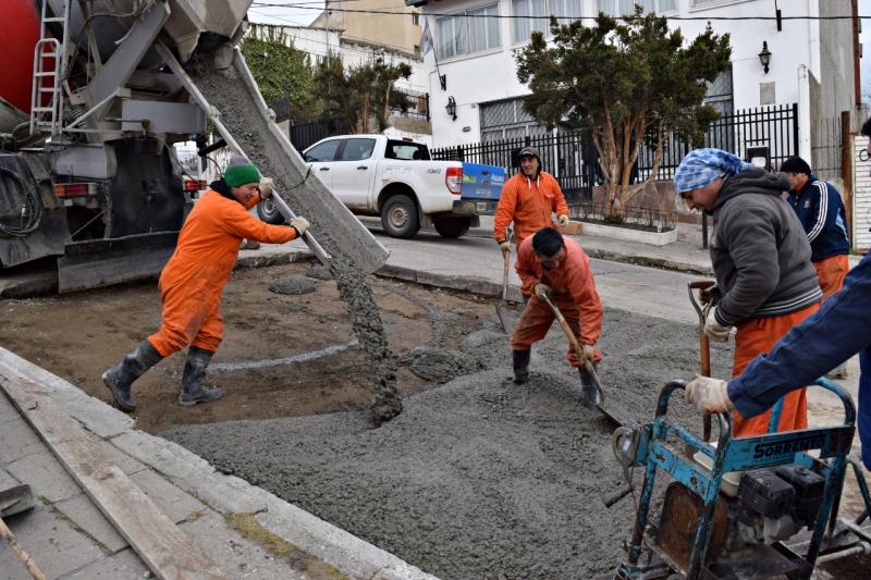 Contin&uacute;a el bacheo en calle Segundo Sombra