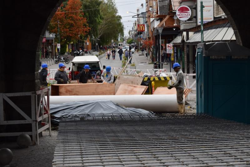 Se inicia la etapa de asfaltado en la primera cuadra de Mitre