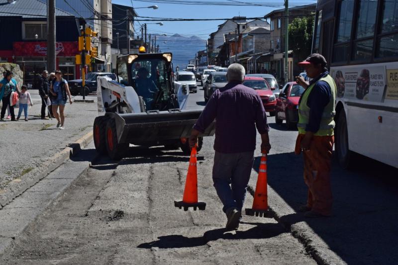 El bacheo contin&uacute;a por Onelli y 25 de Mayo