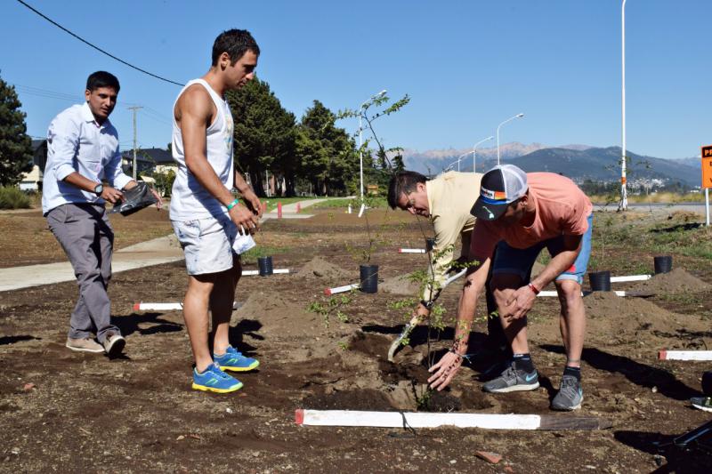 Se plantaron los primeros ejemplares del bosque Ironman en el Este de la ciudad