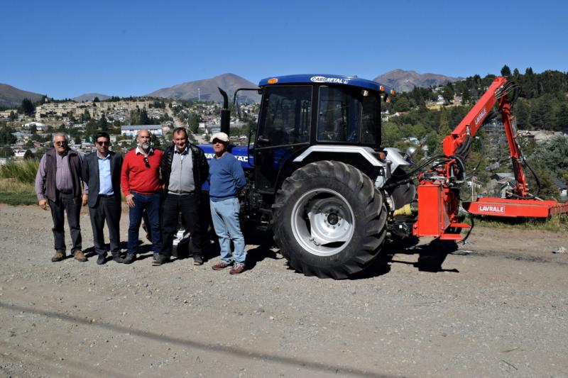 Capacitaron a los operadores del nuevo tractor articulado de corte lateral