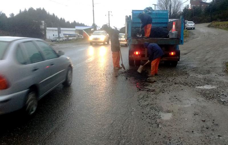 Avanzan tareas de bacheo en Pioneros y otros puntos