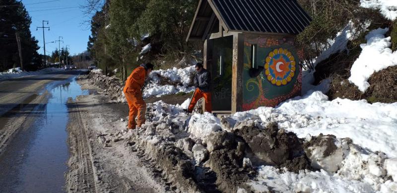 Pampa de Huenuleo: despejan accesos a barrios y calles internas