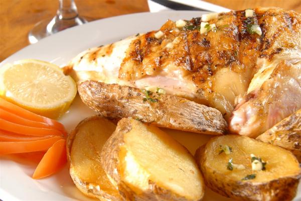 Para este martes nuestro Plato del D&iacute;a es Pollo al Horno con guarnicion