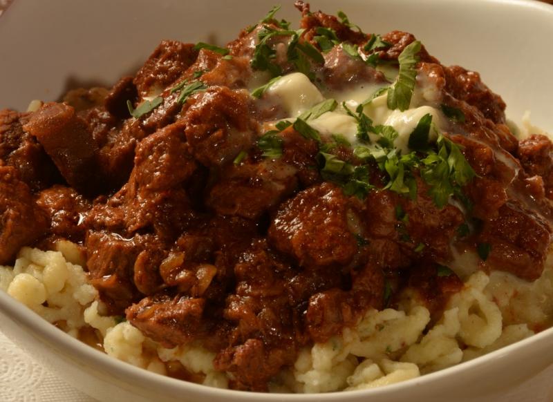 Goulash con sp&auml;tzle. Receta tradicional h&uacute;ngara