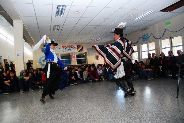 Colectividades Latinoamericanas mostraron su cultura en el CEM 99