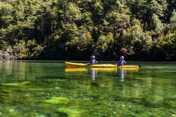 Un paseo en kayak por el r&iacute;o Arrayanes