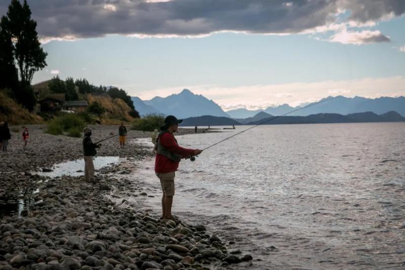 Si venís a Bariloche de vacaciones en invierno, trae la caña