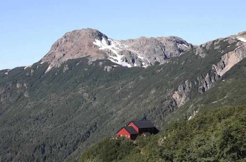¿Cuánto sale pasar la noche en un refugio de montaña en Bariloche?