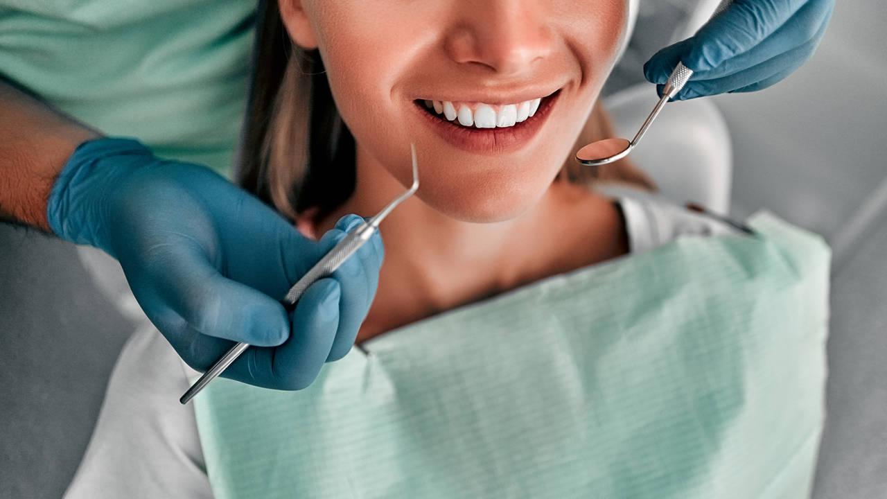 Las 5 cosas que no debes hacer porque te llevan directo a la consulta del dentista