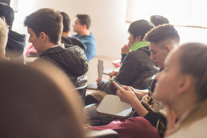 Estudiantes sin internet podran acceder al servicio desde sus celulares