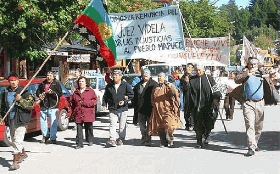 Comunidad Mapuche se manifest&oacute; contra el juez Videla en Villa la Angostura