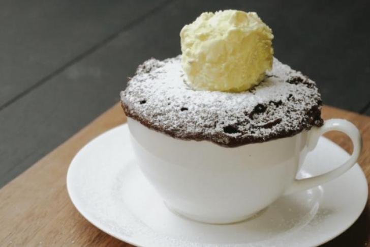 Delicioso pastel de chocolate en taza, &iexcl;se hace en pocos minutos en el microondas!