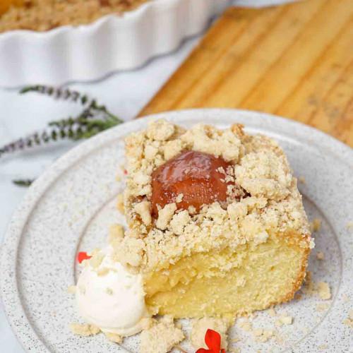 Postre crocante de duraznos y ciruelas