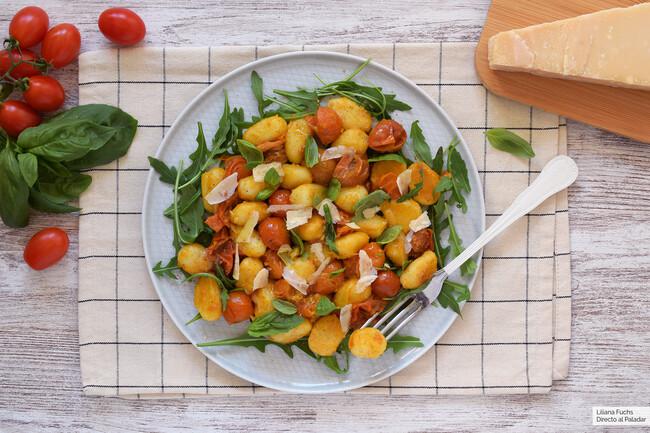 Salteado de &ntilde;oquis y tomates cherry con r&uacute;cula, albahaca y parmesano: receta en una sola sart&eacute;n con sabor italiano