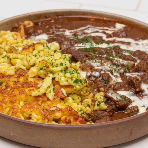 GOULASH, SPAETZLE Y CREMA &Aacute;CIDA