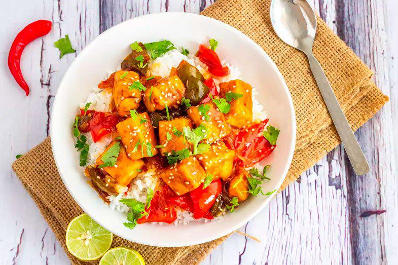 Tofu con verduras de verano asadas