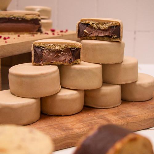 ALFAJORES DE AVELLANAS, CHOCOLATE Y CAF&Eacute;