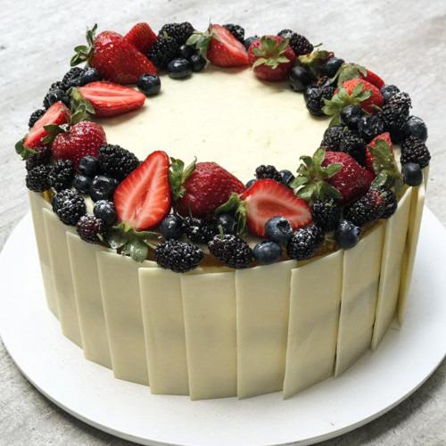 TORTA DE COCO, CHOCOLATE BLANCO Y FRUTOS ROJOS